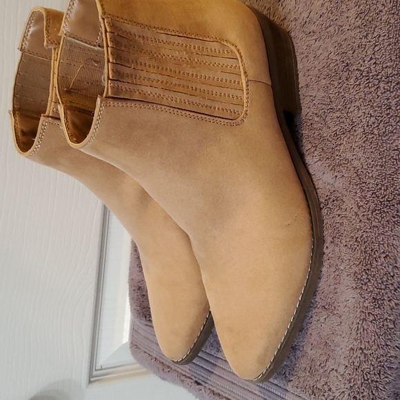 Universal Threads Woman's booties - Picture 4 of 5